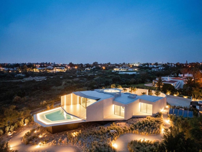 SkyBase One House, Unique design by Bespoke Architects