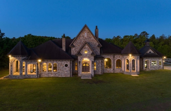 A Dream for Equestrian Enthusiasts: Alabama’s Country Castle with Stone Facades and Graceful Arches for $3.75 Million