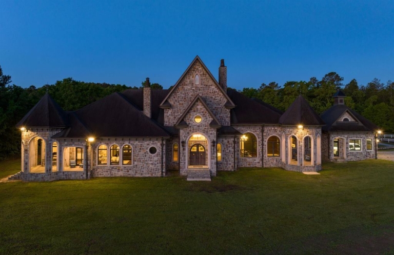 A Dream for Equestrian Enthusiasts: Alabama’s Country Castle with Stone Facades and Graceful Arches for $3.75 Million