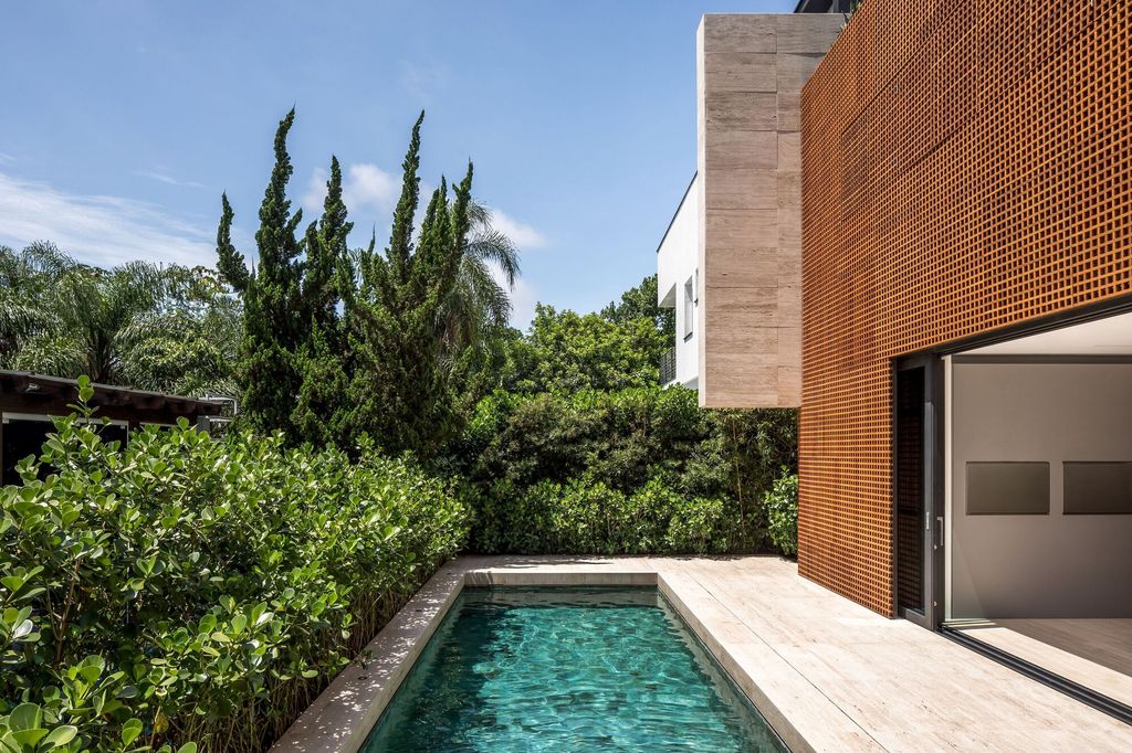 House of Facades, a retreat by Marcos Bertoldi Arquitetos