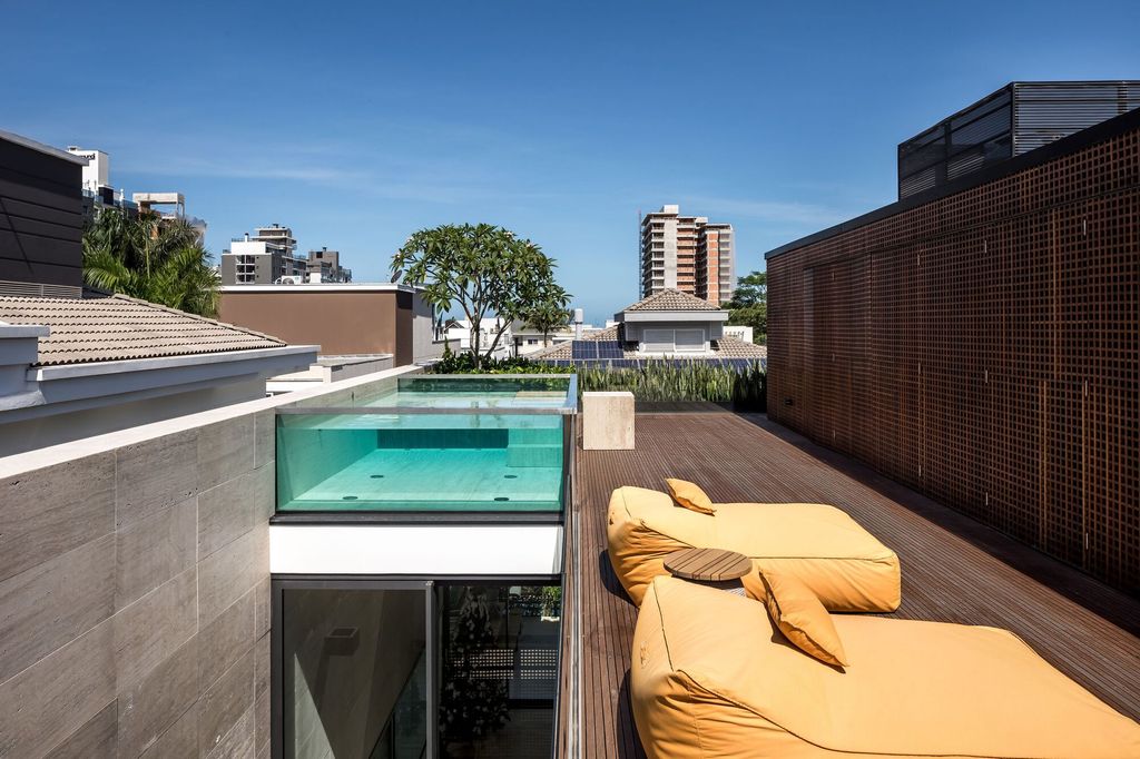 House of Facades, a retreat by Marcos Bertoldi Arquitetos