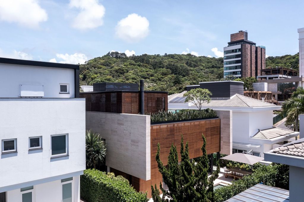 House of Facades, a retreat by Marcos Bertoldi Arquitetos