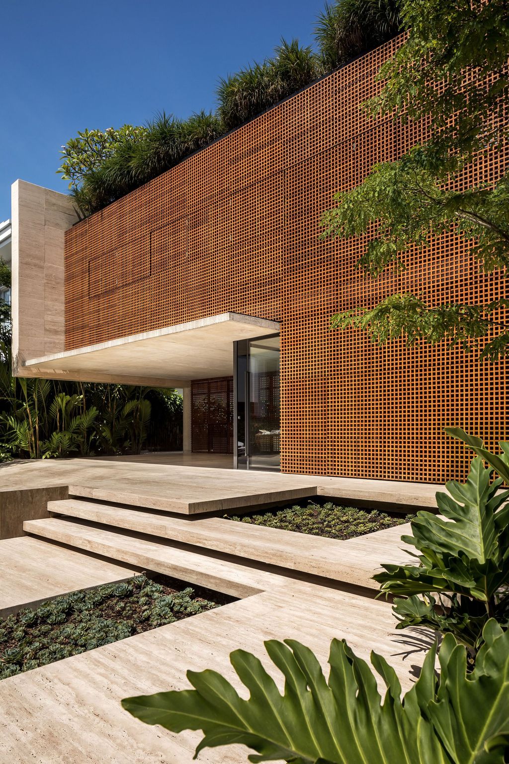 House of Facades, a retreat by Marcos Bertoldi Arquitetos