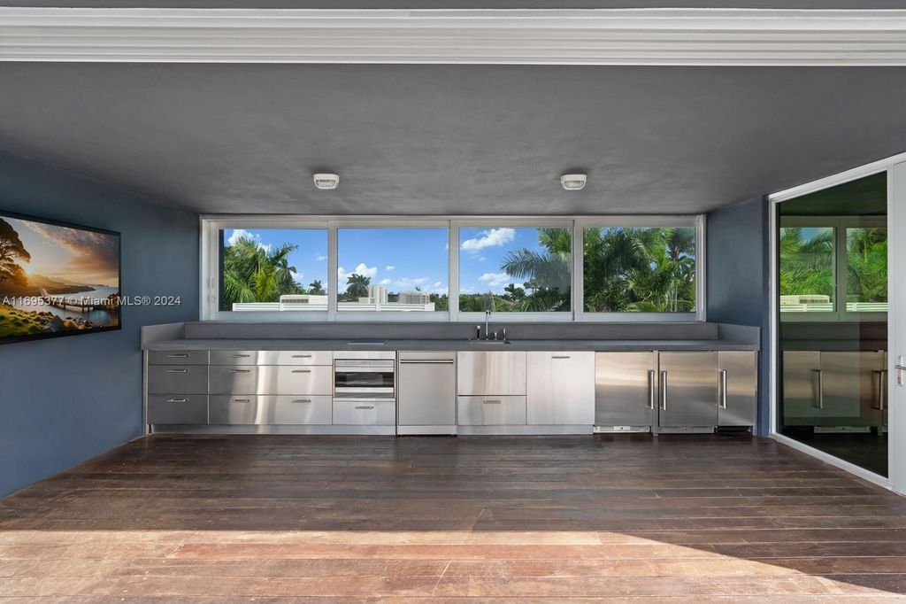 Luxurious $37.5 Million Waterfront Estate with Skyline Views on Prestigious Hibiscus Island, Miami Beach