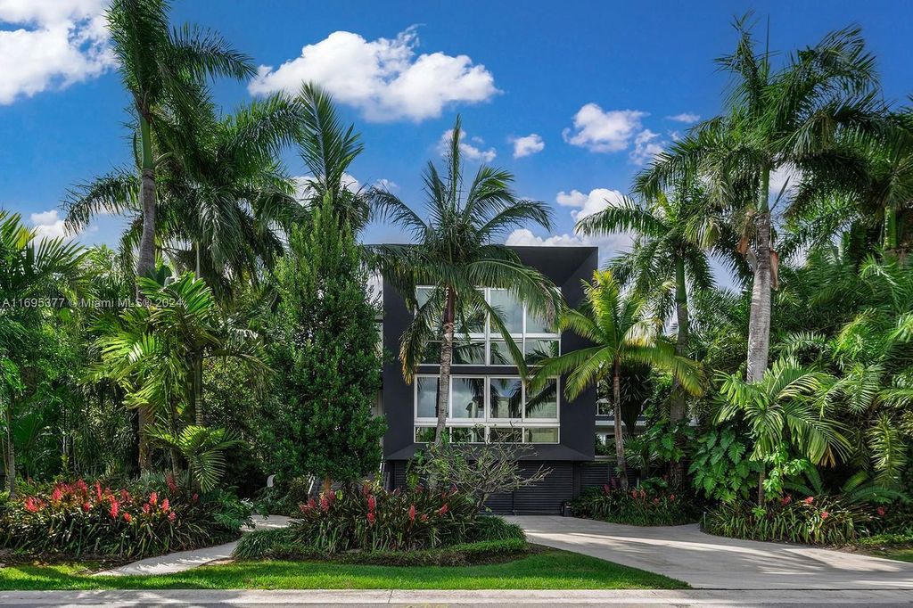 Luxurious $37.5 Million Waterfront Estate with Skyline Views on Prestigious Hibiscus Island, Miami Beach