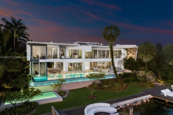 Luxurious $37.5 Million Waterfront Estate with Skyline Views on Prestigious Hibiscus Island, Miami Beach