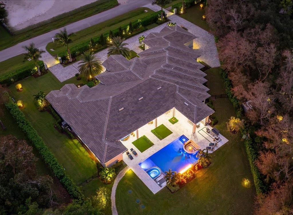 Luxurious $9 Million Coastal Modern Estate in Naples with Lakefront Lanai and Private Beach in Pine Ridge Estates