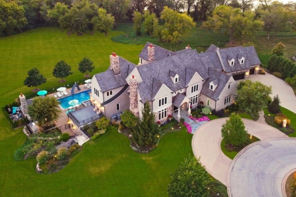 Luxurious Illinois Estate Overlooking Lake Charles and White Deer Run’s 17th Green Listed for $4,899,000