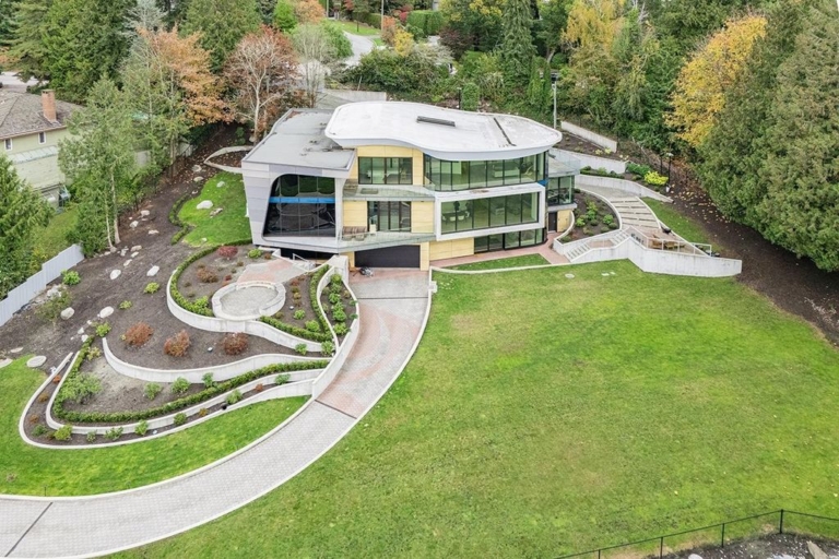 Timeless Modern Design: A Luxury Home with Breathtaking Views, Offered at C$18 Million