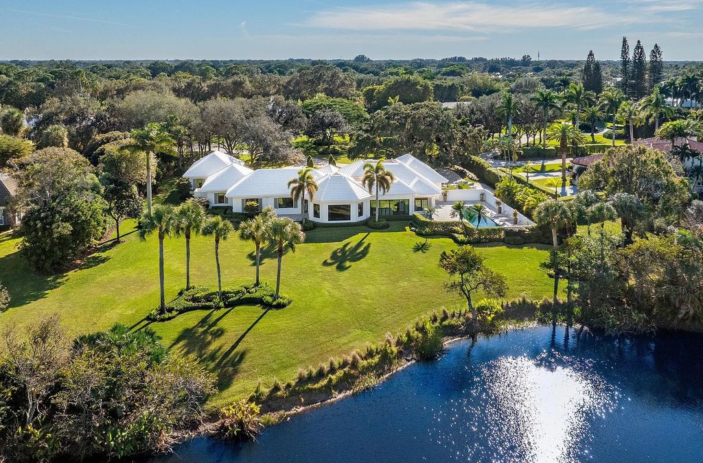 The 3-bedroom main residence features exquisite finishes, including chevron-patterned white oak floors, a striking octagonal living room, and a chef’s kitchen with dual walnut islands, Taj Mahal quartzite countertops, and Viking appliances.