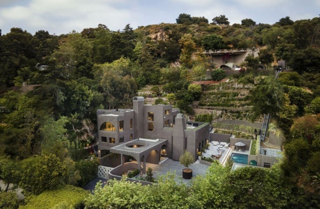 A Vision of Modern Artistry: California Estate Blending Curved Geometries and Light for $40 Million