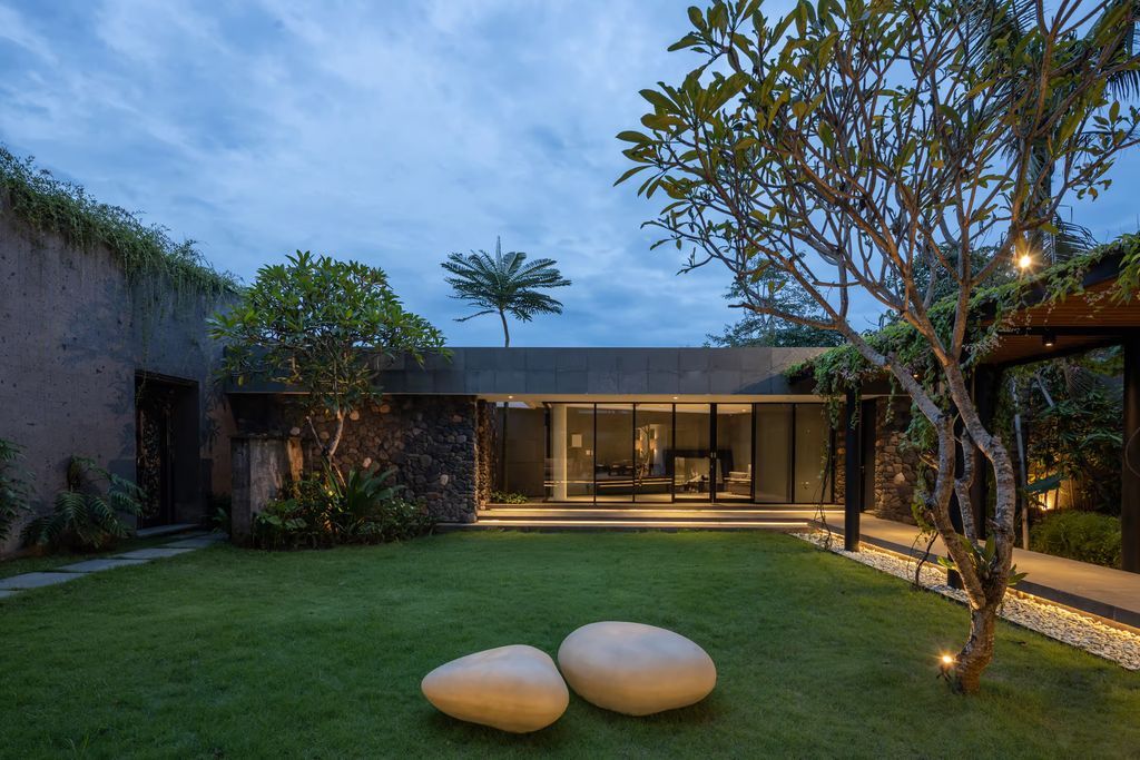 Cumulus Villa, a Tropical Retreat by Arkana Architects 