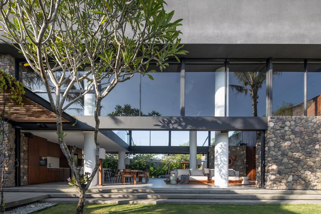 Cumulus Villa, a Tropical Retreat by Arkana Architects 