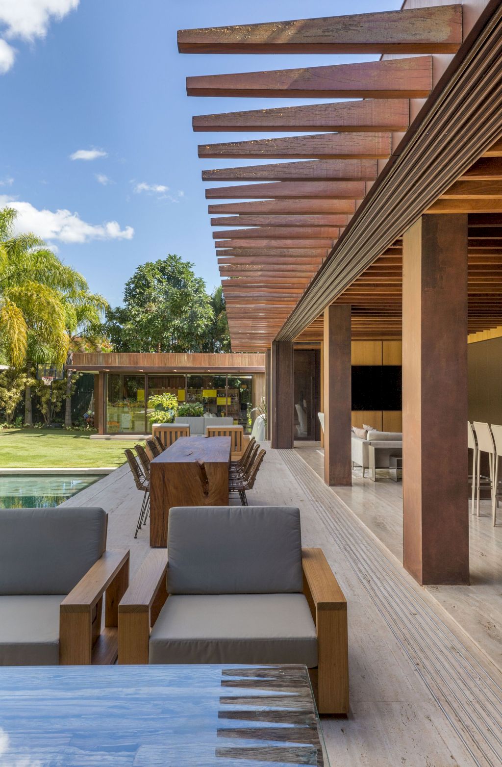 Dezessete House with L-shape by Studio Gontijo Arquitetura