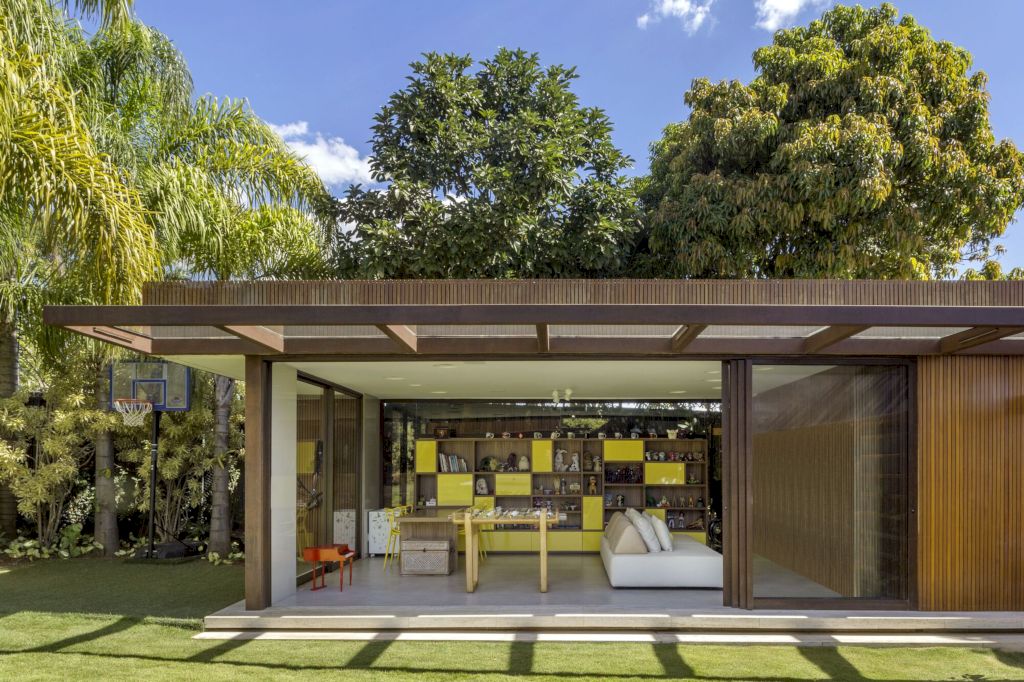 Dezessete House with L-shape by Studio Gontijo Arquitetura