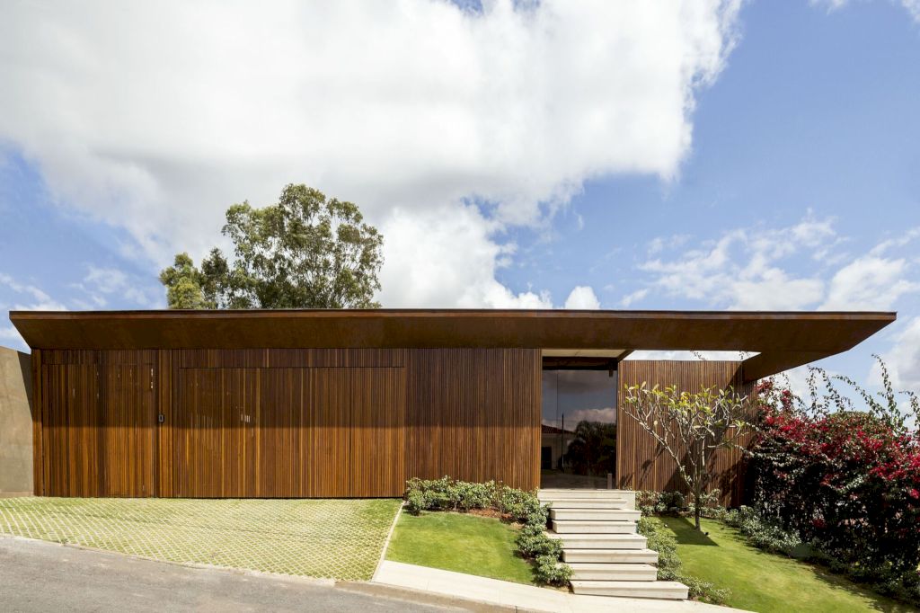 Dezessete House with L-shape by Studio Gontijo Arquitetura