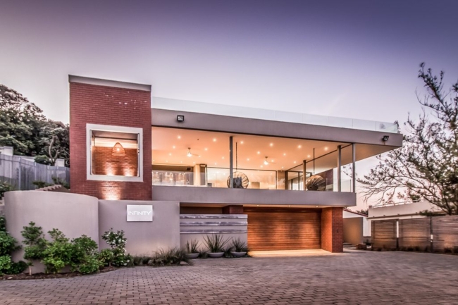 Infinity House, Beachfront Haven by Kevin Lloyd Architects