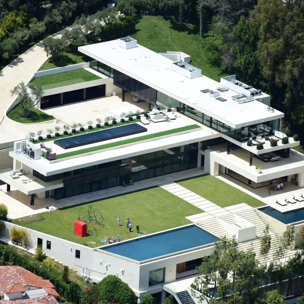 Celebrity Homes! Beyoncé and Jay-Z's Bel-Air Mansion Situated in the heart of Los Angeles, their $88 million estate boasts four swimming pools, a full spa, and a 15-car garage.