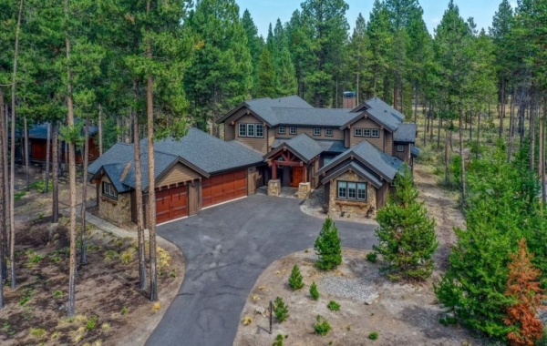 Lodge-Style Luxury: Custom Home Hits the Market for $2.265M in Oregon