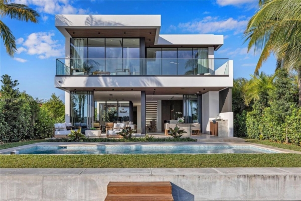 Luxurious $9.5 Million Waterfront Estate with Bay Views, Pool, and Ocean Access in Miami Beach