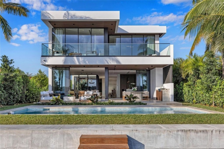 Luxurious $9.5 Million Waterfront Estate with Bay Views, Pool, and Ocean Access in Miami Beach