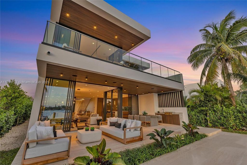 Luxurious $9.5 Million Waterfront Estate with Bay Views, Pool, and Ocean Access in Miami Beach