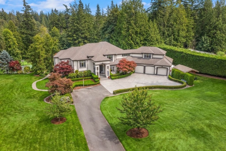 Sprawling Estate in Washington Offers Unmatched Privacy, Elegance, and Top-Tier Amenities for $4.25 Million