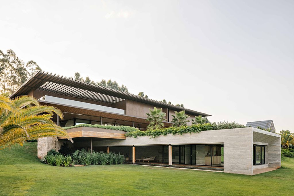 Valencia House, Harmonious Retreat by Padovani Arquitetos