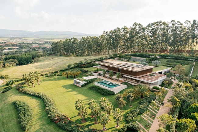 Valencia House, Harmonious Retreat by Padovani Arquitetos