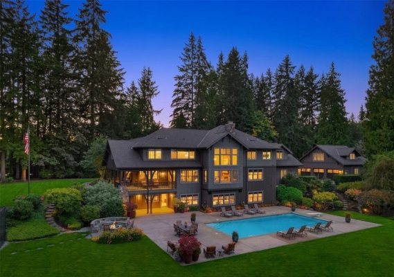 Wellington Farm: Gated Equestrian Estate Offering Timeless Elegance for $5.995 Million