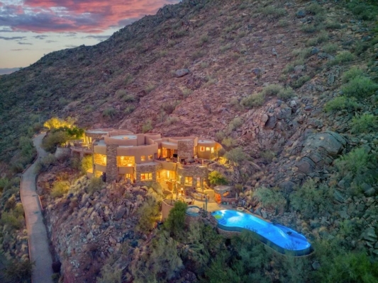 Sculptural Elegance: Arizona Estate Designed by Ken Hutchinson Listed at $17 Million