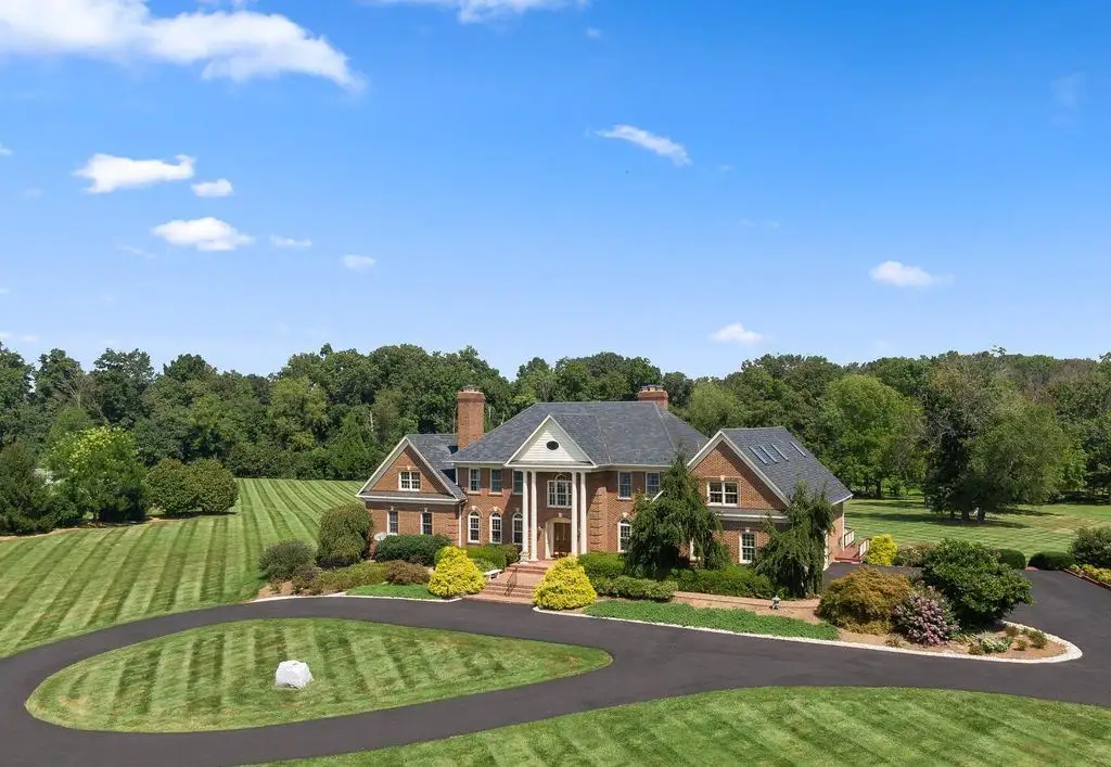 37120 Devon Wick Ln A Stunning Georgian Home in Virginia with Historic Charm and Modern Upgrades—Listed for 2.15 Million 3