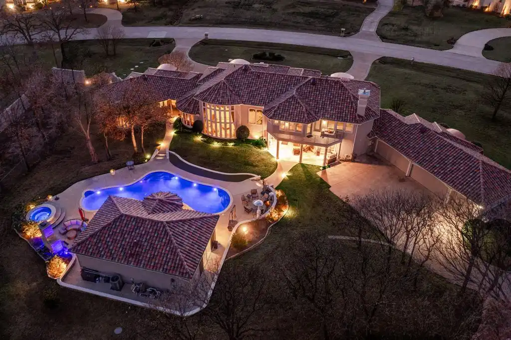 5100 Lighthouse Dr A True Texas Sanctuary with Resort Style Living – Asking 3275000 2