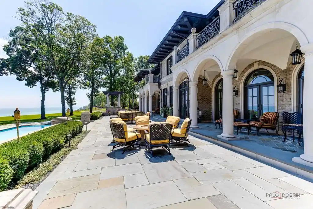 595 Circle Ln: A $27.5M Lakefront Home Blending Modern Luxury with Timeless Elegance