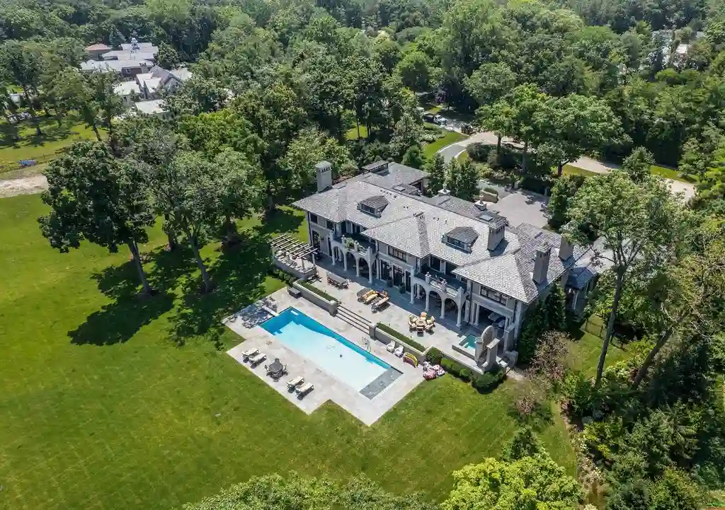 595 Circle Ln: A $27.5M Lakefront Home Blending Modern Luxury with Timeless Elegance