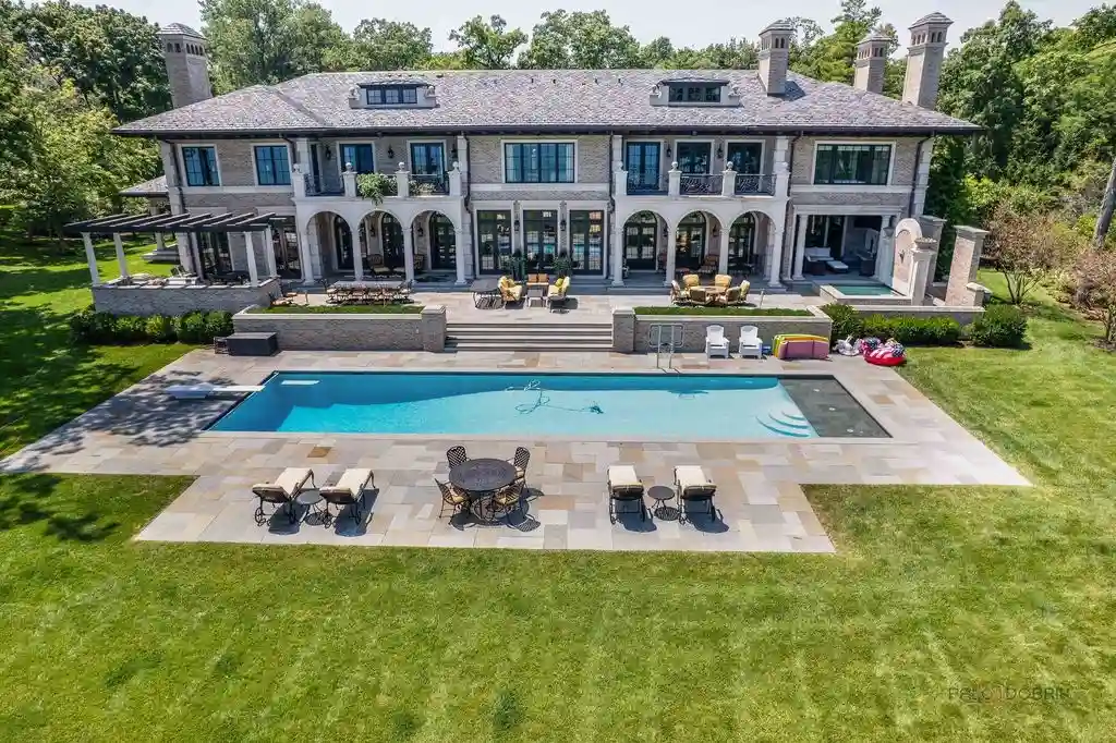 595 Circle Ln: A $27.5M Lakefront Home Blending Modern Luxury with Timeless Elegance