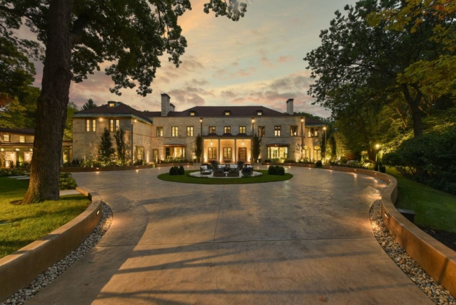 A Timeless Masterpiece: William Pereira-Designed Stone Mansion in Illinois for $12 Million