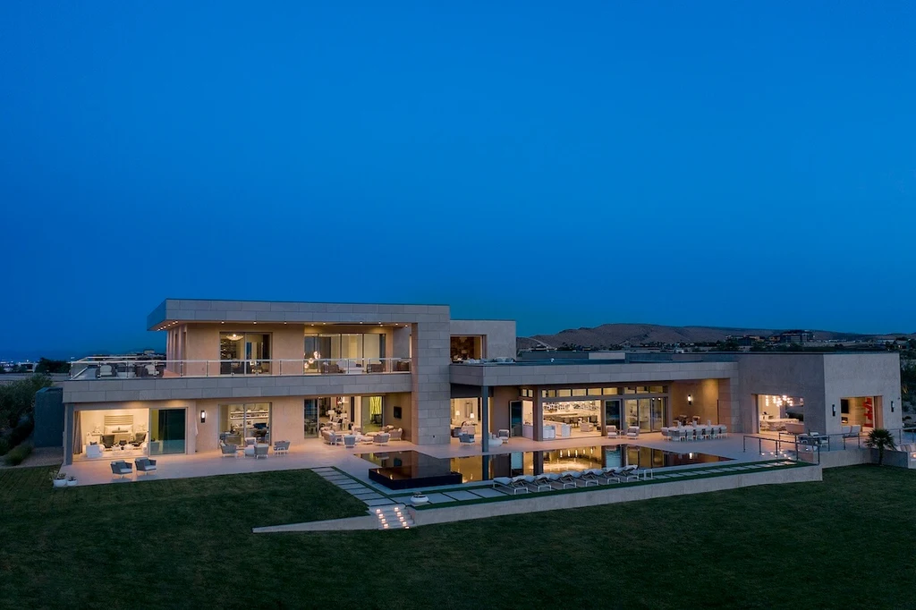 Sunset Summit Residence by Cushing Terrell, A Desert Oasis of High Design