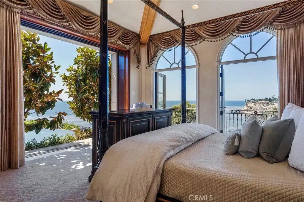 2729 Via Oleadas A Spectacular Oceanfront Estate in California Asking 19999000 12