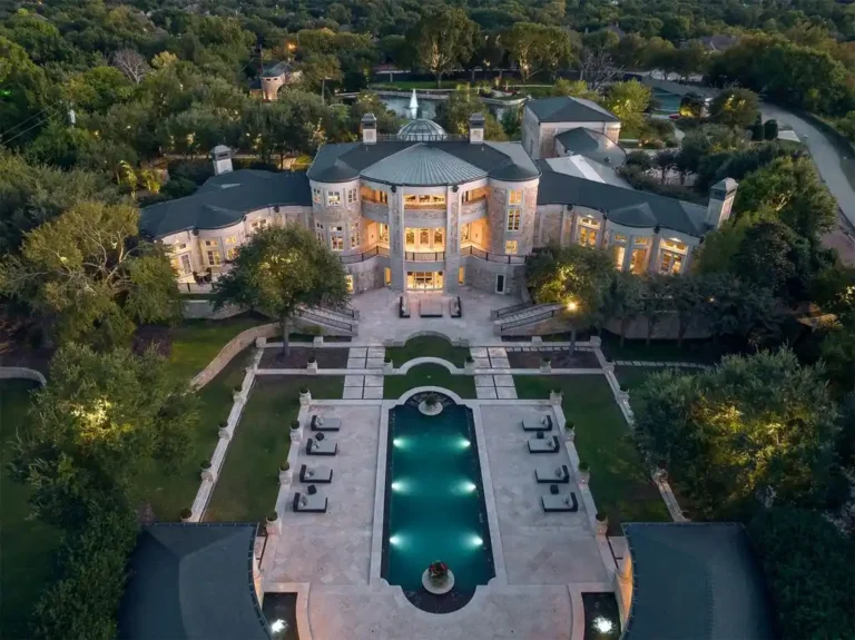 A Tranquil Texas Sanctuary: Modern Elegance in Nature Listed at $24,995,000