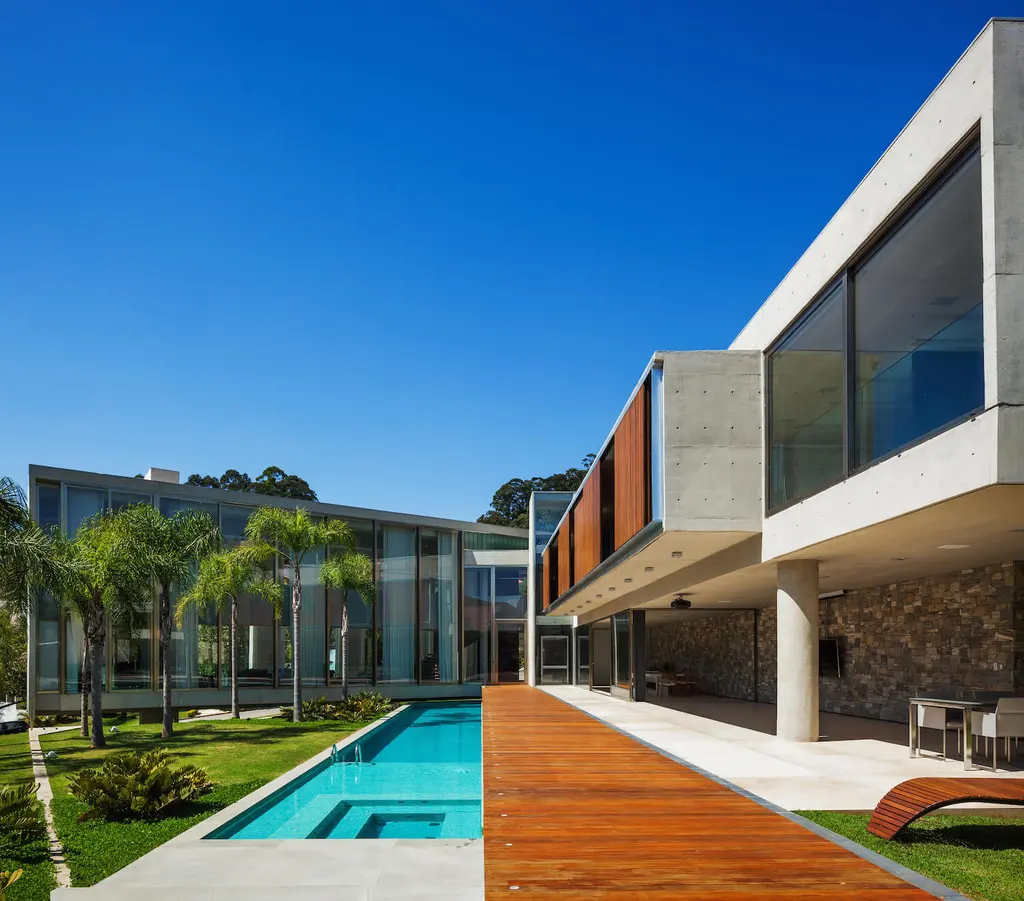 TRD House by Biselli Katchborian Arquitetos Associados, A Harmonious Fusion of Glass, Wood, and Concrete