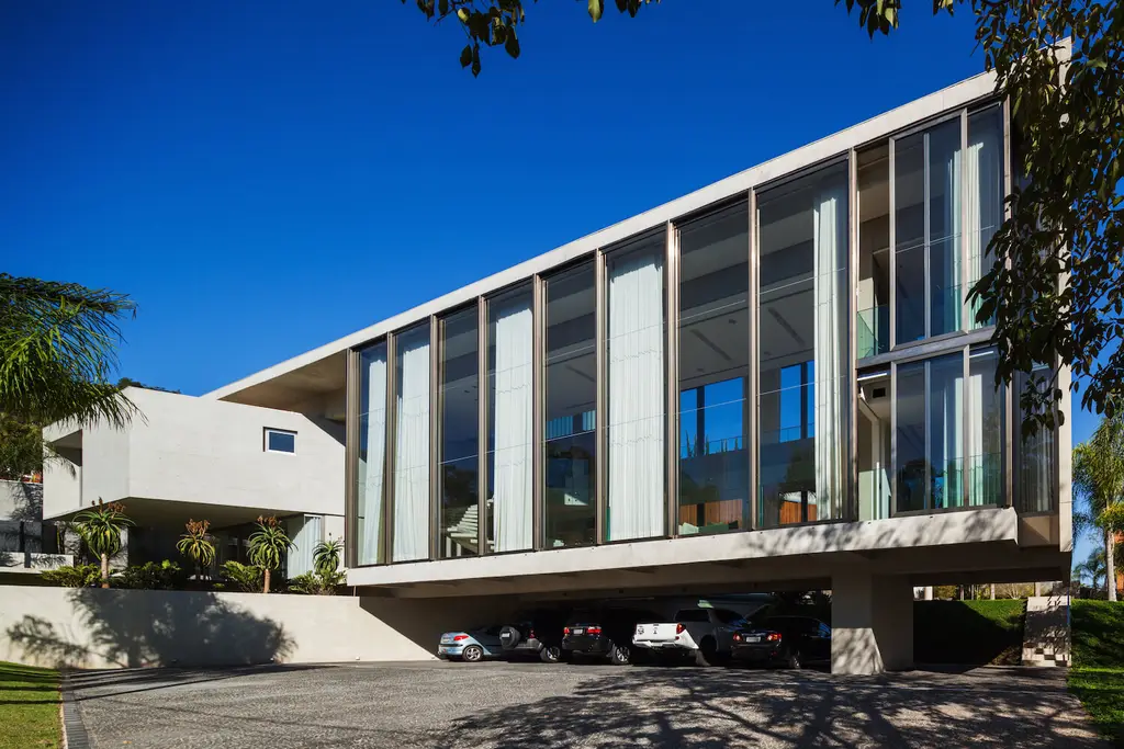 TRD House by Biselli Katchborian Arquitetos Associados, A Harmonious Fusion of Glass, Wood, and Concrete