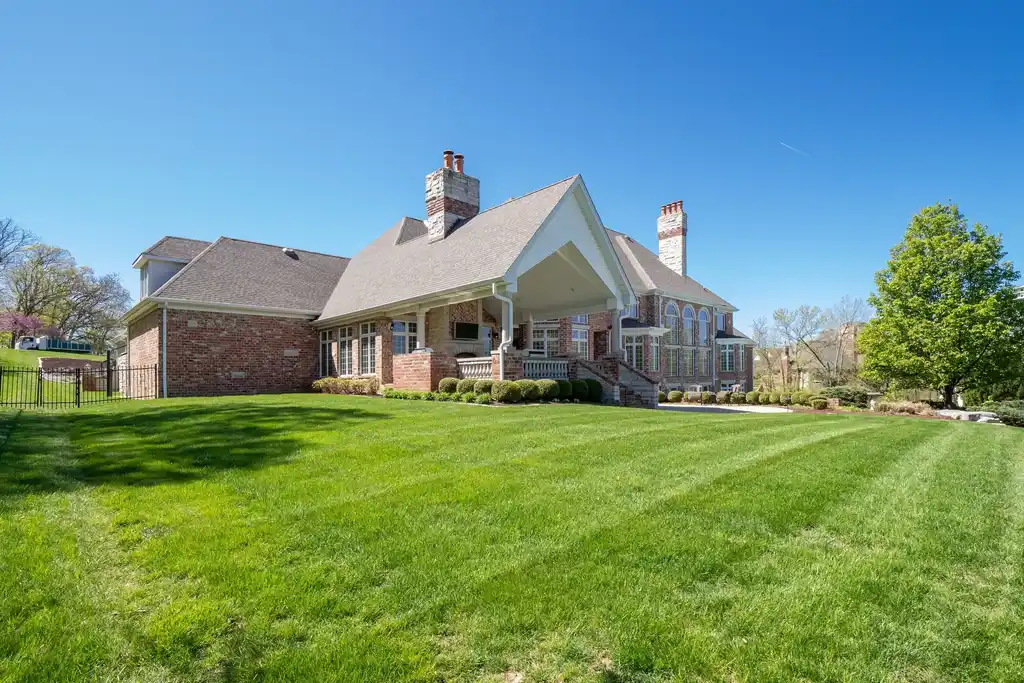 11 Upper Whitmoor Dr, Weldon Spring, MO. A Lavish Golf Course Estate in Weldon Spring