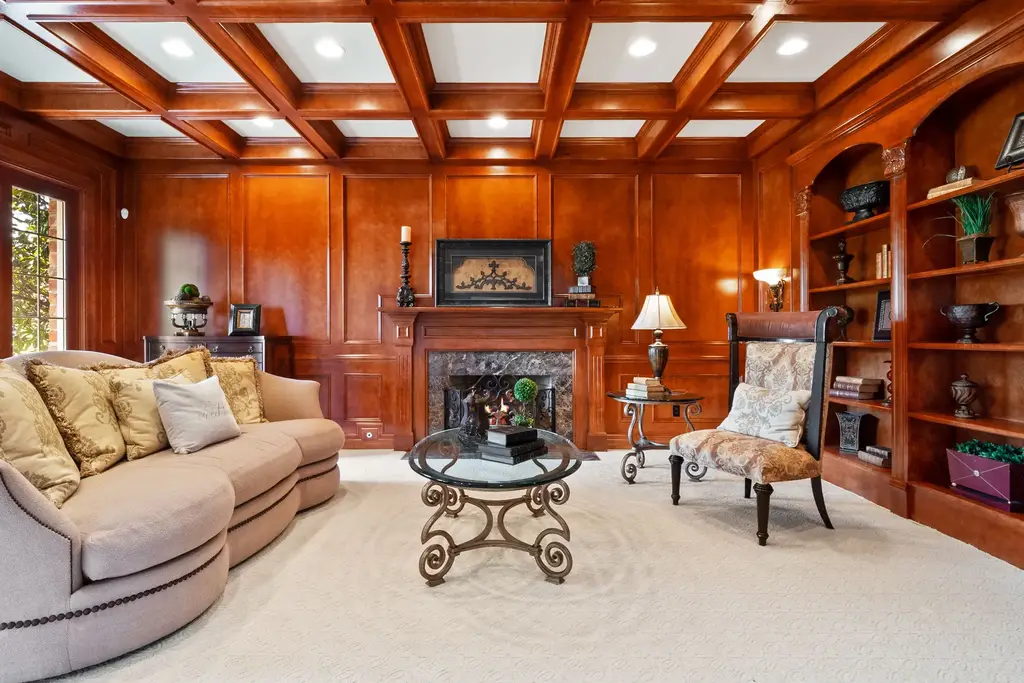 11 Upper Whitmoor Dr, Weldon Spring, MO. A Lavish Golf Course Estate in Weldon Spring