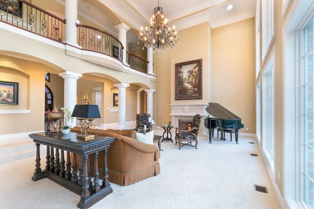 11 Upper Whitmoor Dr, Weldon Spring, MO. A Lavish Golf Course Estate in Weldon Spring