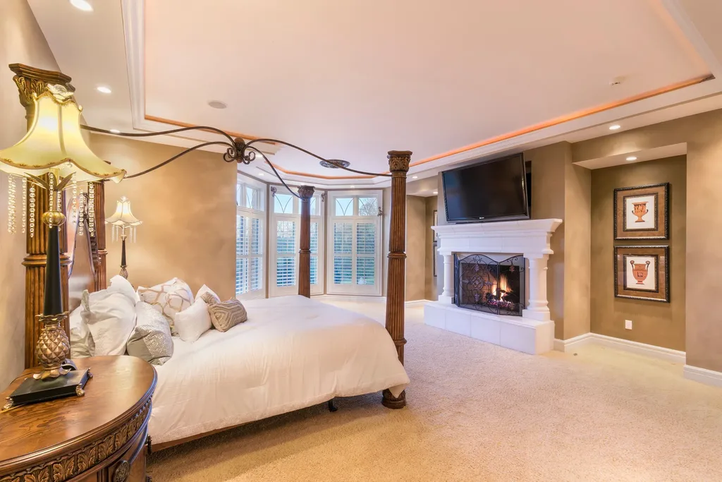 11 Upper Whitmoor Dr, Weldon Spring, MO. A Lavish Golf Course Estate in Weldon Spring