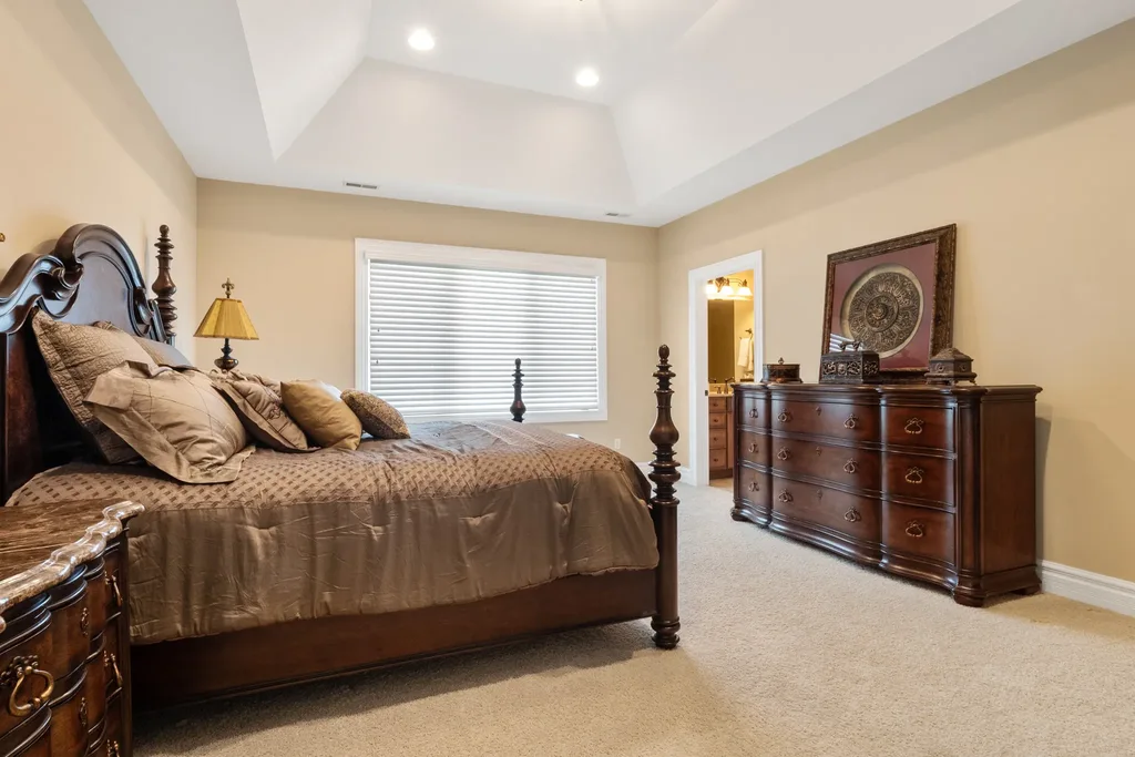 11 Upper Whitmoor Dr, Weldon Spring, MO. A Lavish Golf Course Estate in Weldon Spring