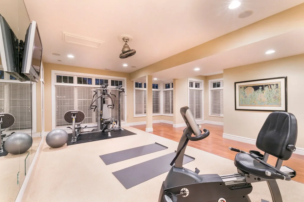 11 Upper Whitmoor Dr, Weldon Spring, MO. A Lavish Golf Course Estate in Weldon Spring