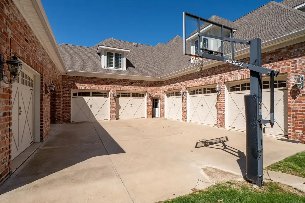 11 Upper Whitmoor Dr, Weldon Spring, MO. A Lavish Golf Course Estate in Weldon Spring