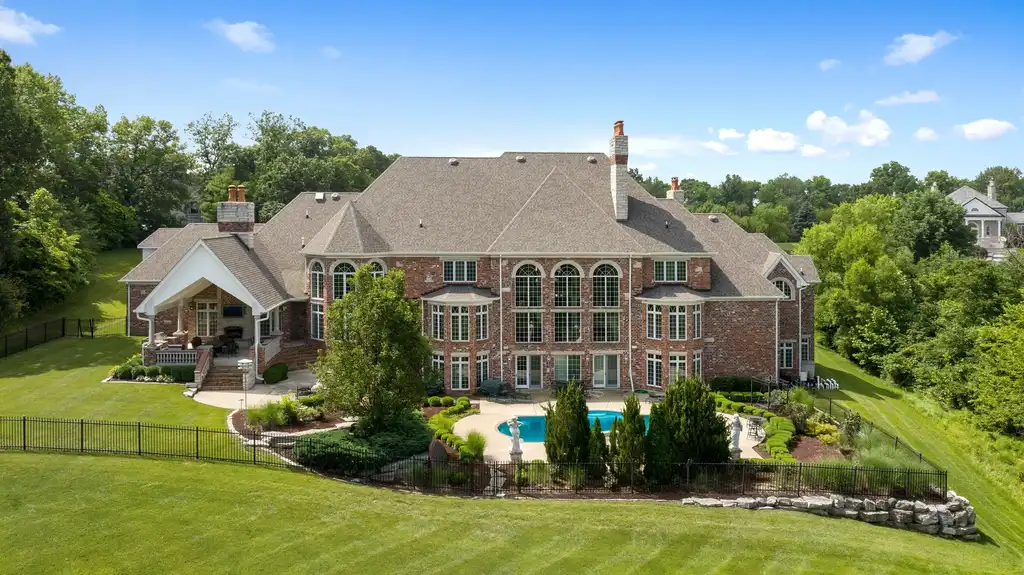 11 Upper Whitmoor Dr, Weldon Spring, MO. A Lavish Golf Course Estate in Weldon Spring